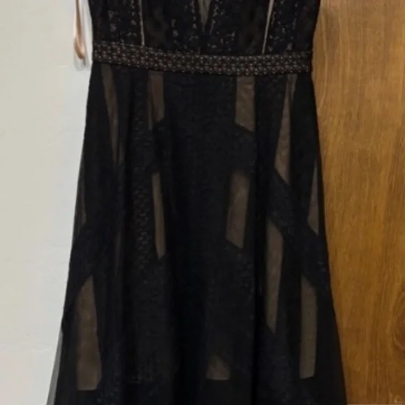 Elegant Black Lace Evening Dress - Picture 3 of 14